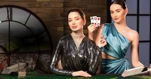 Dealer profesional pascol4d membagikan kartu dalam sesi Live Blackjack
